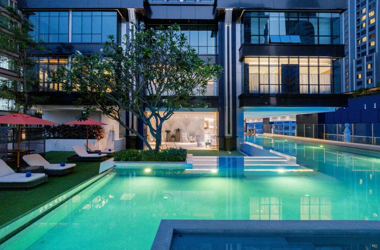 Silq Hotel & Residence, Managed By The Ascott Limited Banguecoque Exterior foto The swimming pool at the hotel
