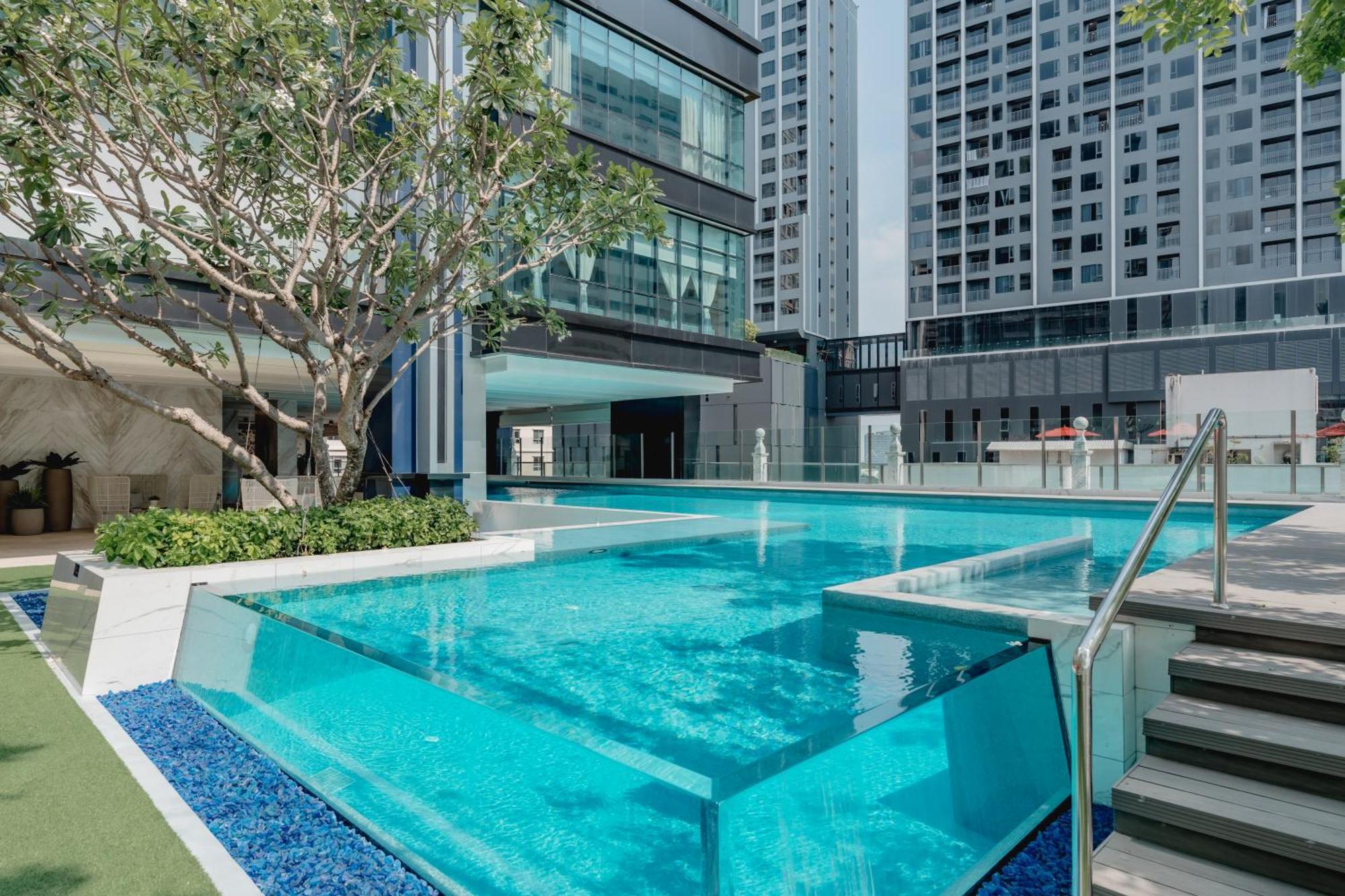 Silq Hotel & Residence, Managed By The Ascott Limited Banguecoque Exterior foto The pool at the hotel
