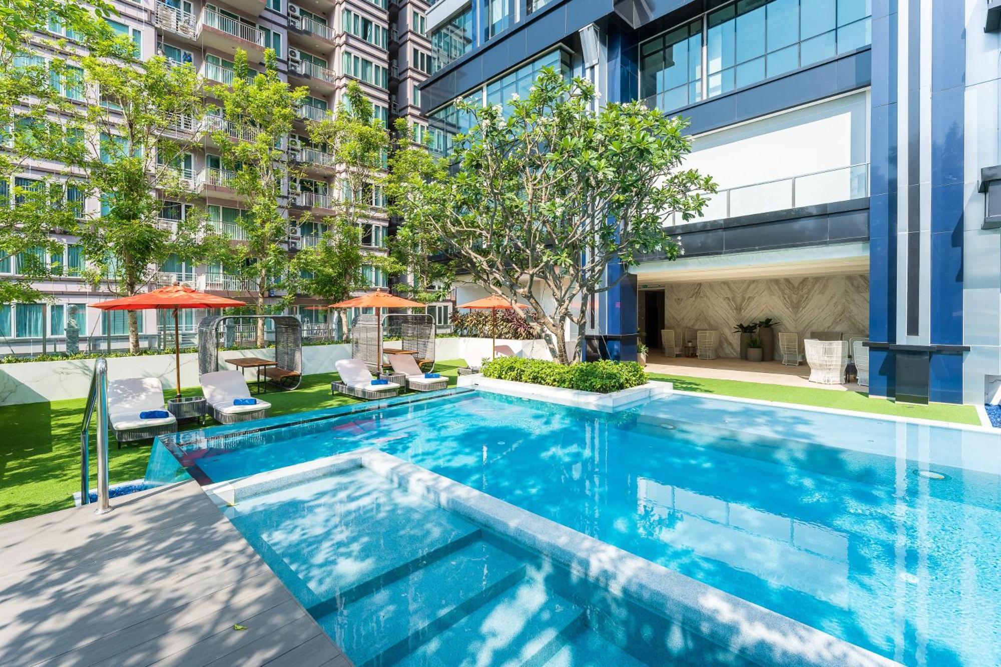 Silq Hotel & Residence, Managed By The Ascott Limited Banguecoque Exterior foto The swimming pool at the hotel