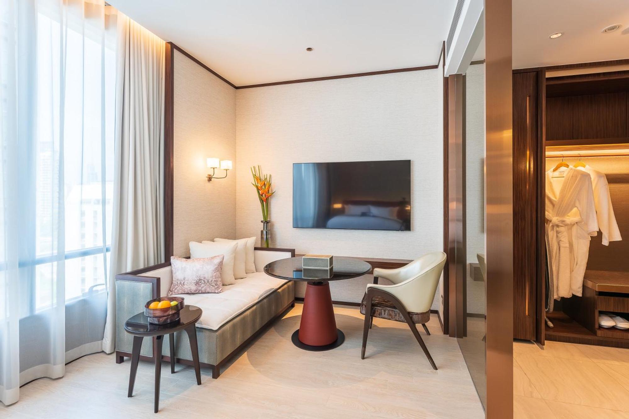 Silq Hotel & Residence, Managed By The Ascott Limited Banguecoque Quarto foto A suite at the hotel