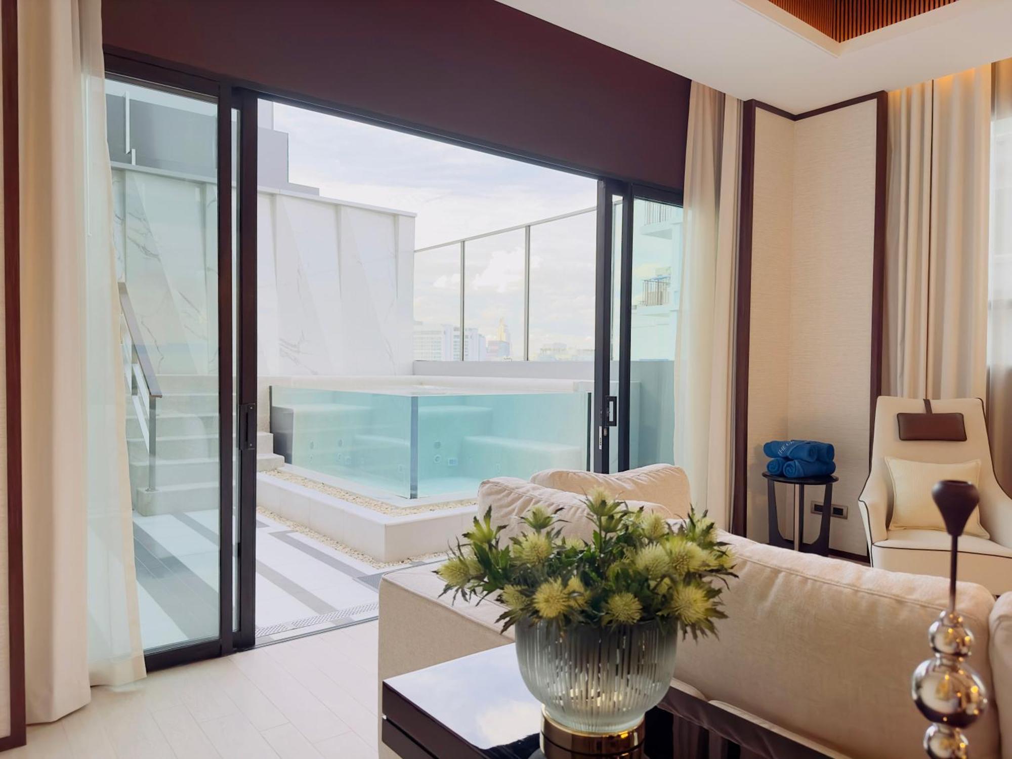 Silq Hotel & Residence, Managed By The Ascott Limited Banguecoque Quarto foto A living room with a sliding door