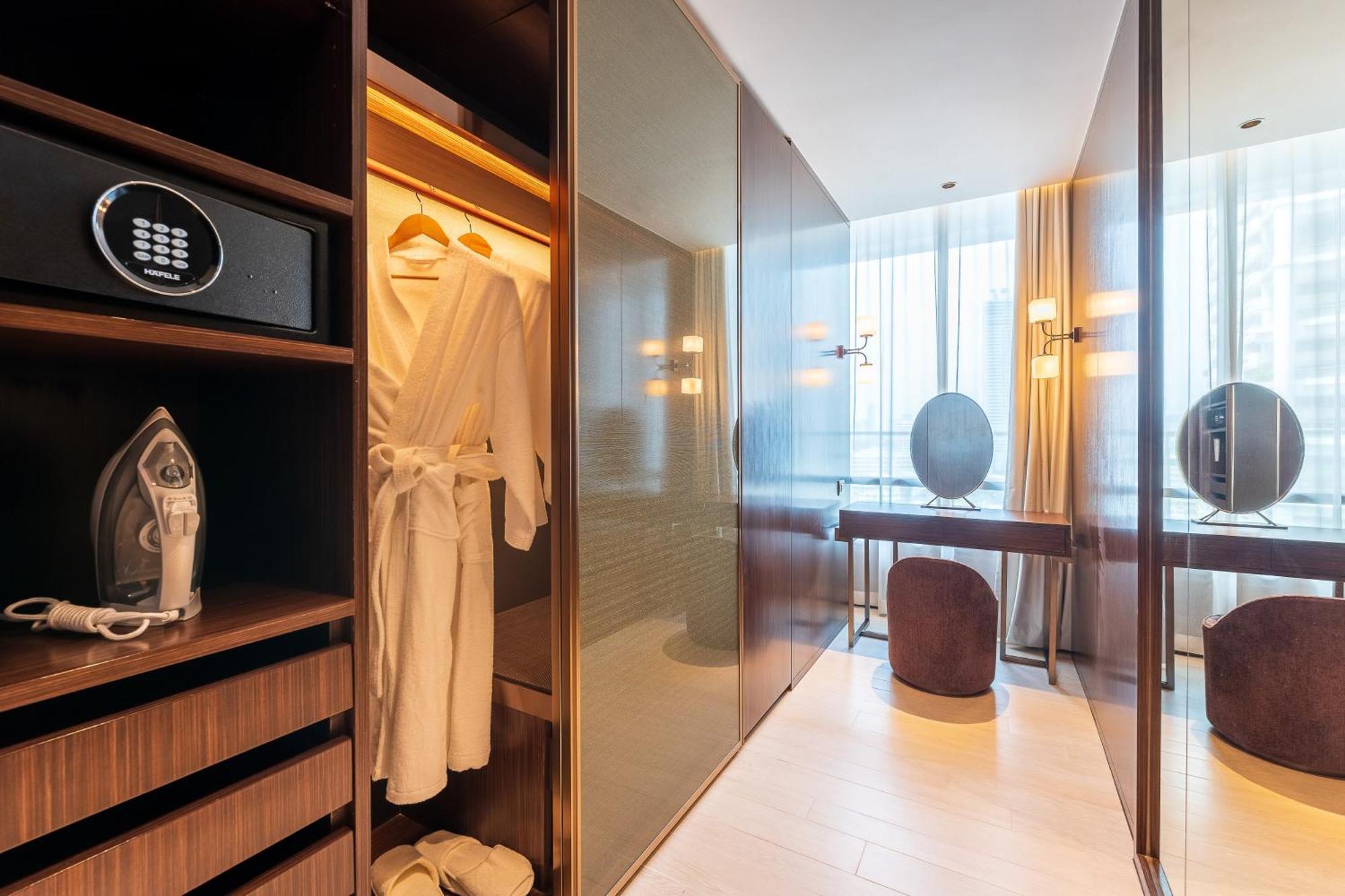 Silq Hotel & Residence, Managed By The Ascott Limited Banguecoque Quarto foto A hotel room with a safe