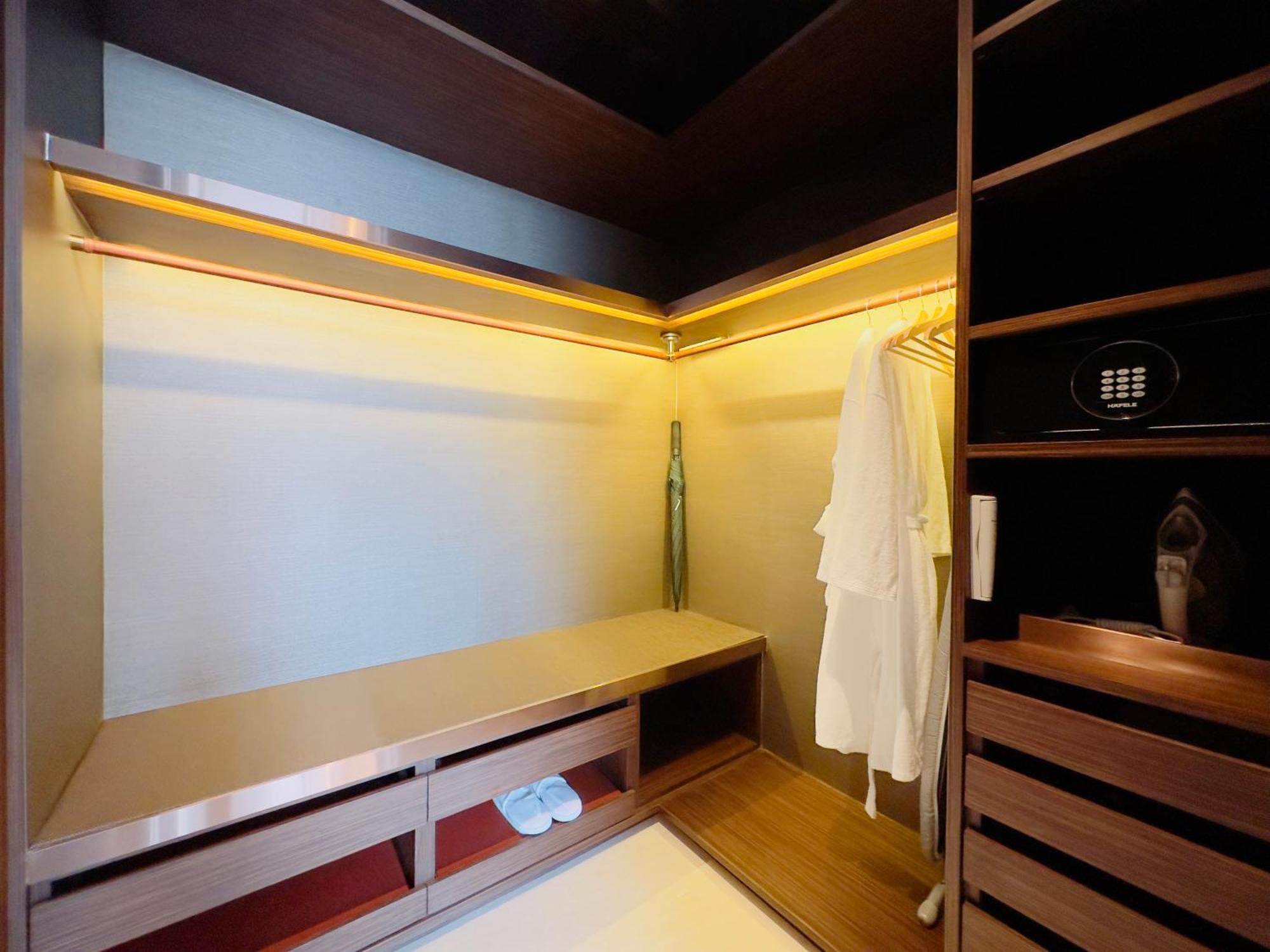 Silq Hotel & Residence, Managed By The Ascott Limited Banguecoque Quarto foto A walk-in wardrobe