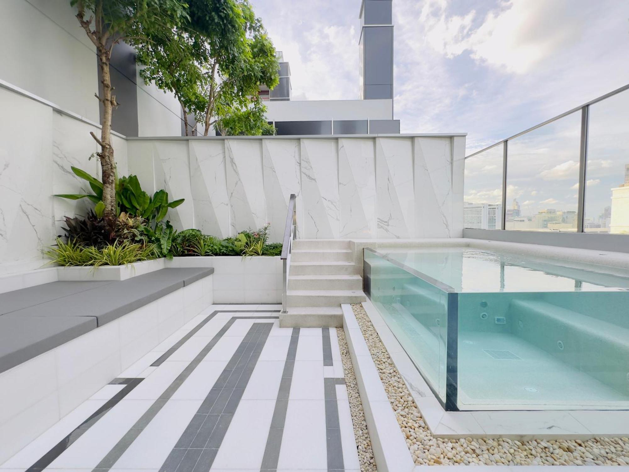 Silq Hotel & Residence, Managed By The Ascott Limited Banguecoque Quarto foto Rooftop pool at the hotel