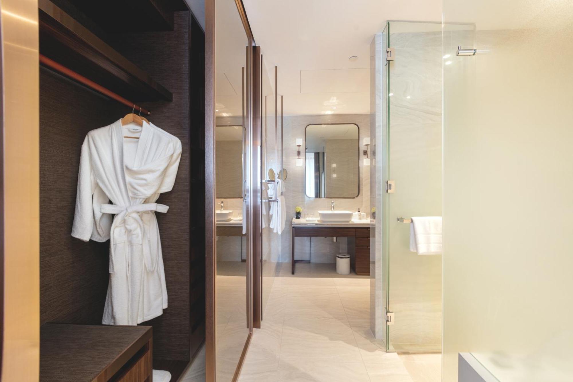 Silq Hotel & Residence, Managed By The Ascott Limited Banguecoque Quarto foto A bathrobe hanging on a hanger