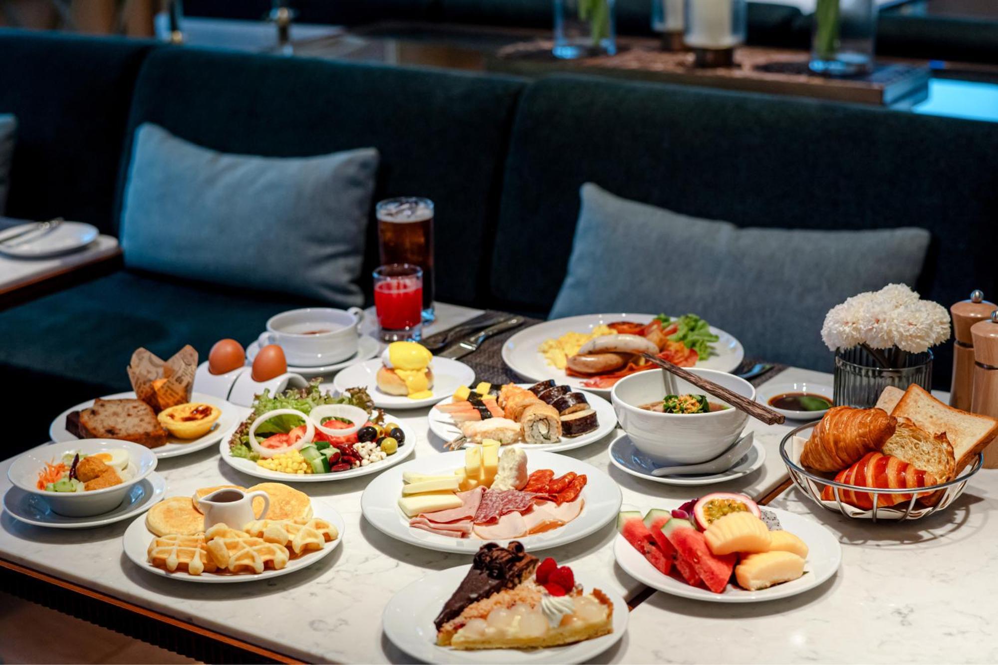 Silq Hotel & Residence, Managed By The Ascott Limited Banguecoque Exterior foto A selection of food at the lounge